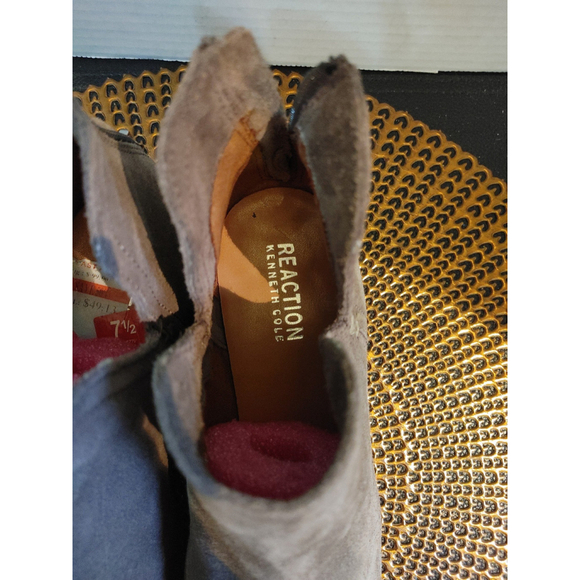 Reaction by Kenneth Cole Side Way Suede Ankle Booties Size 7.5 - Picture 4 of 5